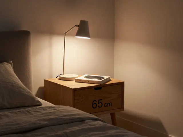 Noční stolky a nástěnná svítidla do ložnice: jak vybrat ideální osvětlení a místo pro předměty