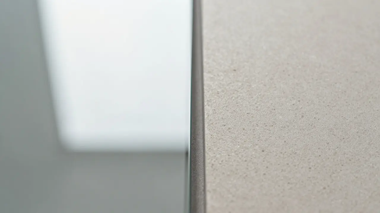 Detailní záběr srovnávající texturu skla a keramiky pro zástěny.